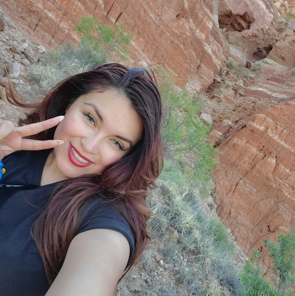 Meet your Posher, Amanda - Picture 1 of 2